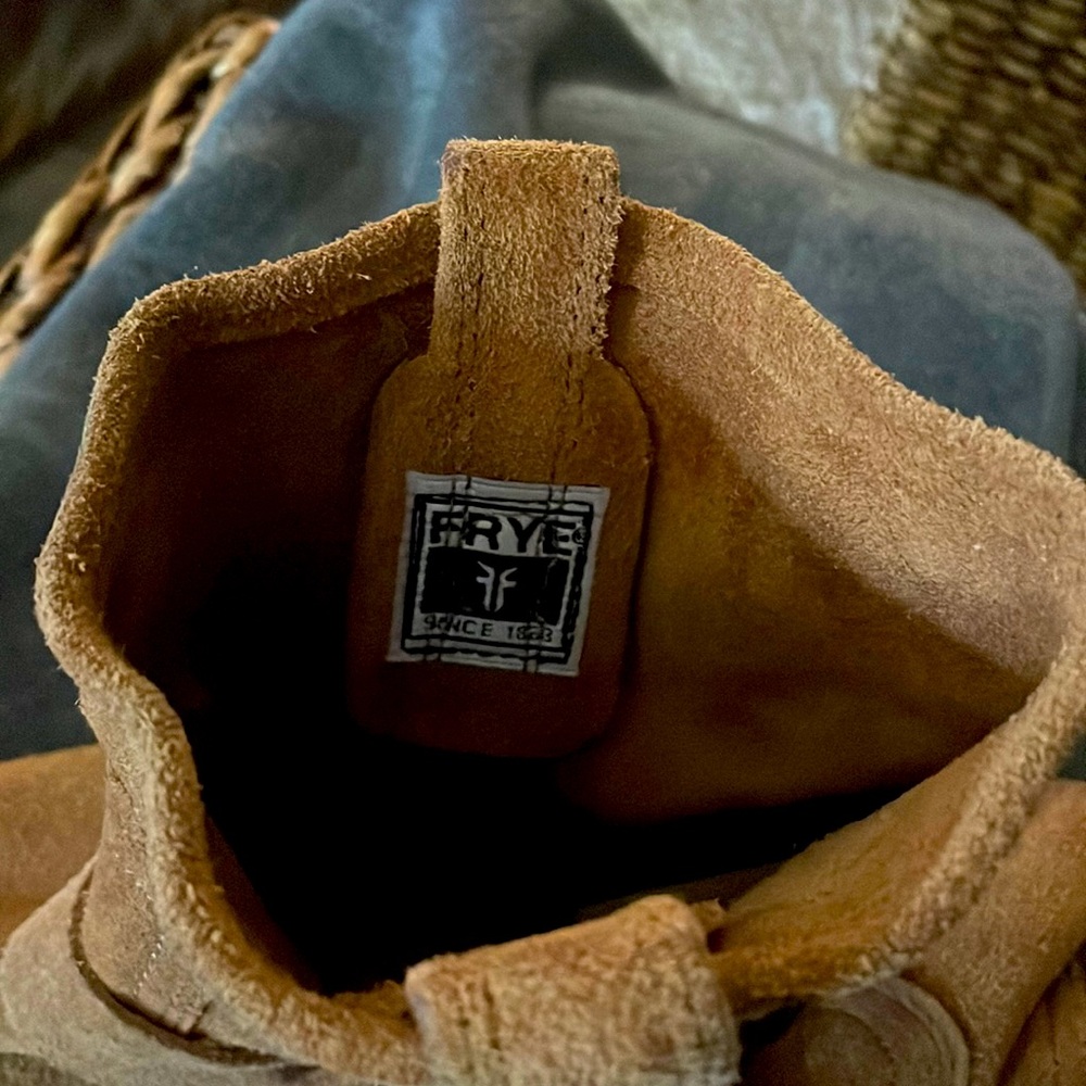 Womens Frye tan soft leather boot with harness. Size 9.